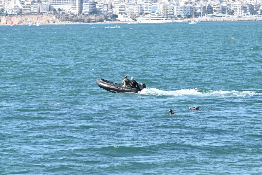 Aεροπορική επίδειξη στον Φλοίσβο για τη γιορτή του Αρχαγγέλου Μιχαήλ παρουσία του Νίκου Δένδια (φωτογραφίες)