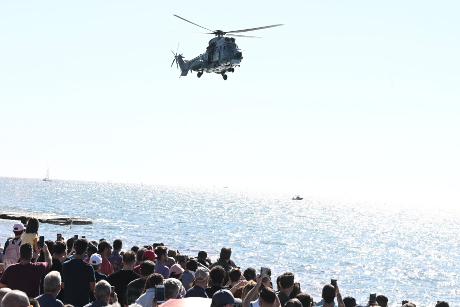 Aεροπορική επίδειξη στον Φλοίσβο για τη γιορτή του Αρχαγγέλου Μιχαήλ παρουσία του Νίκου Δένδια (φωτογραφίες)