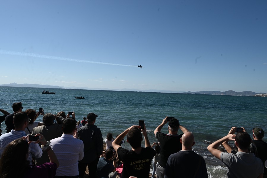 Aεροπορική επίδειξη στον Φλοίσβο για τη γιορτή του Αρχαγγέλου Μιχαήλ παρουσία του Νίκου Δένδια (φωτογραφίες)