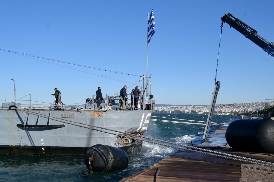 Θεσσαλονίκη: Επιχείρηση στο «Βέλος» για τη ζημιά στην πρύμνη (φωτό)