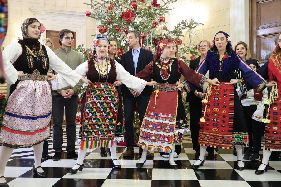 Κάλαντα από το Καστελλόριζο και μαντινάδα για τον ίδιο άκουσε ο πρωθυπουργός