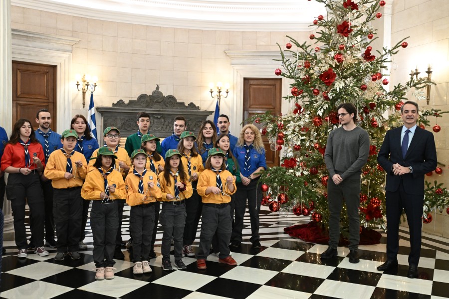 Ο Κυριάκος Μητσοτάκης άκουσε τα κάλαντα στο Μέγαρο Μαξίμου από το Σώμα Ελλήνων Προσκόπων