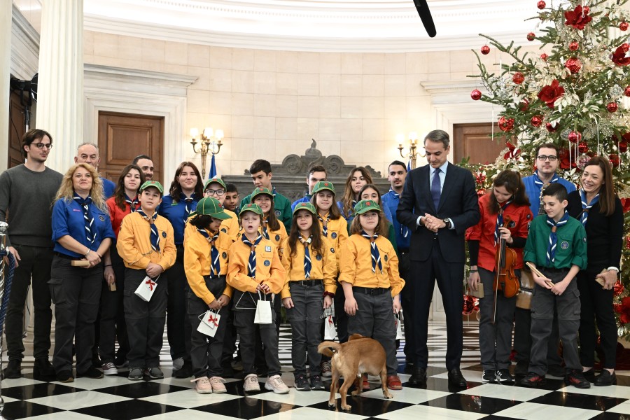 Ο Κυριάκος Μητσοτάκης άκουσε τα κάλαντα στο Μέγαρο Μαξίμου από το Σώμα Ελλήνων Προσκόπων