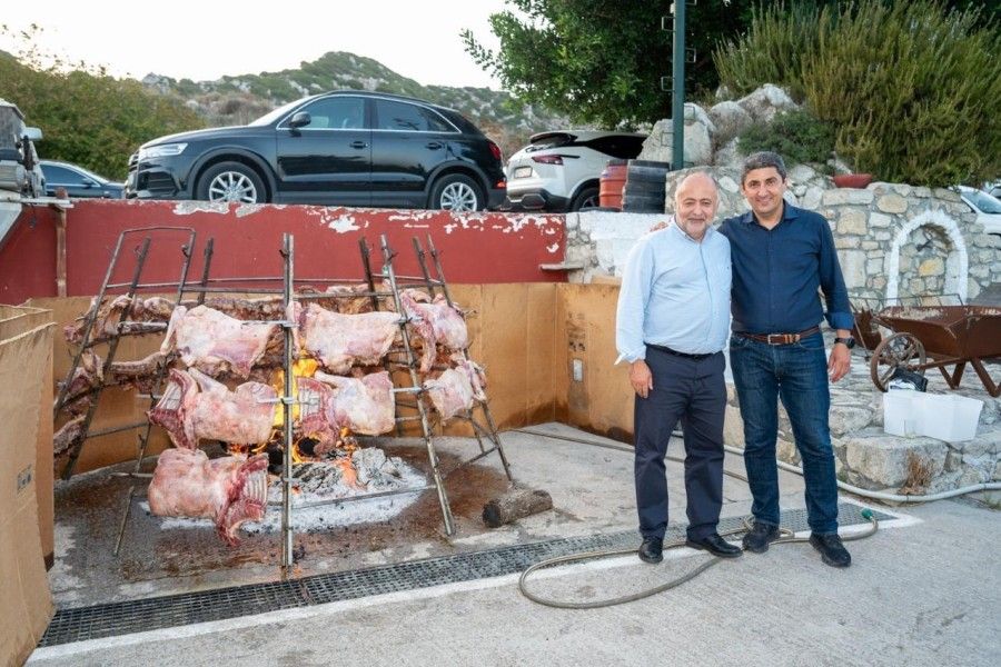 Ο Λευτέρης Αυγενάκης παρών σε γλέντι ρακοκάζανου στον Στείρωνα της Κρήτης