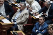 Η «μετακίνηση» του Τσίπρα και η… χαρά του Κουτσούμπα (φωτό)